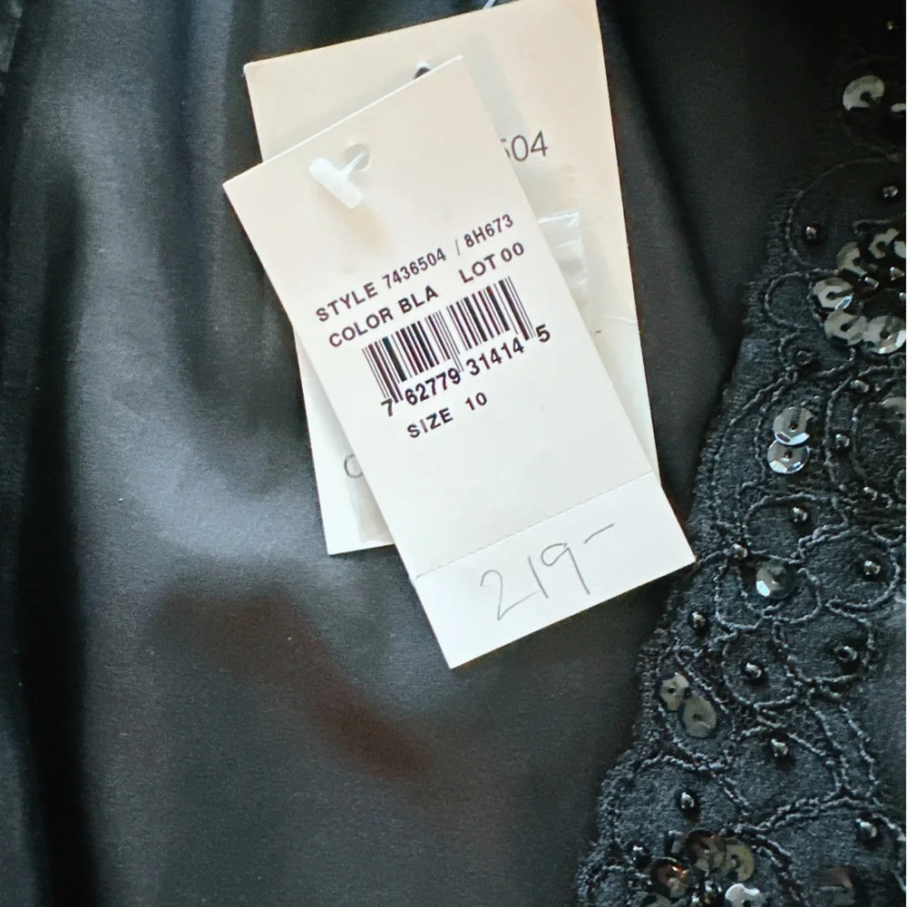 NWT Gorgeous Black Hype satin, beaded and faux fur coat. Size 10 - Picture 13 of 16